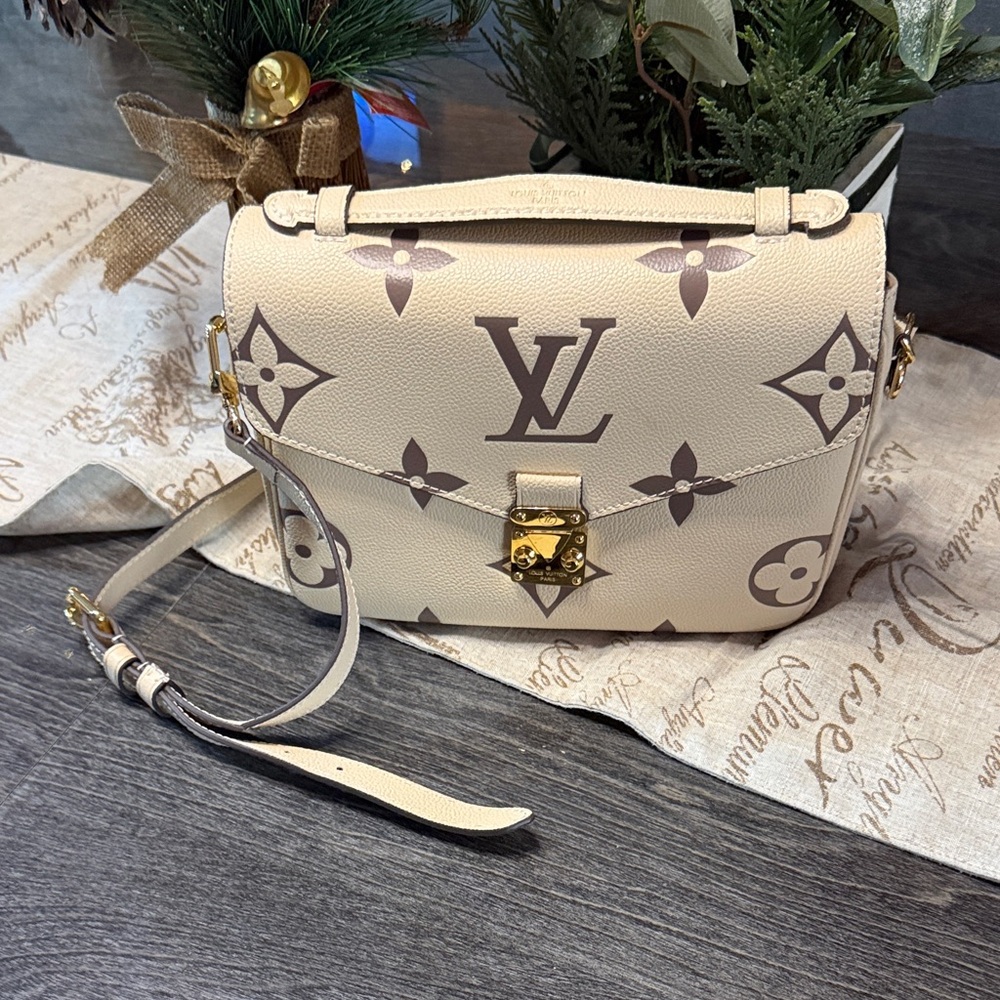 Like new 🆕 designer-inspired monogram leather bag